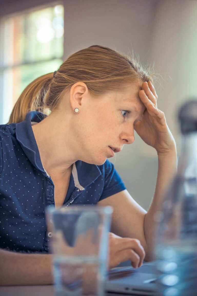 Foto door Alexander Dummer: https://www.pexels.com/nl-nl/foto/vrouw-zit-achter-de-laptopcomputer-in-ondiepe-foto-133021/